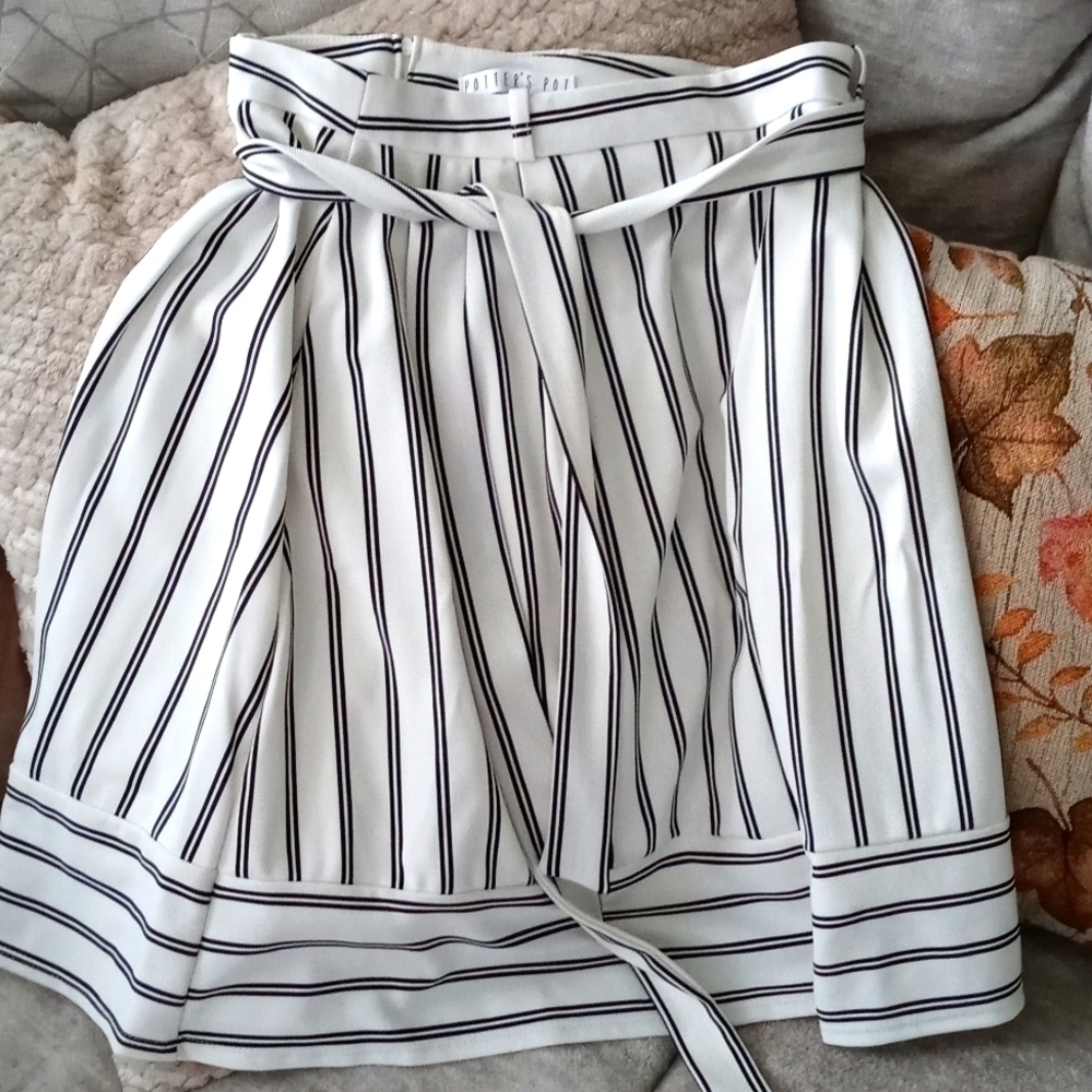 New Classic white black Skirt size large Elegant Timeless Party Dinner Date